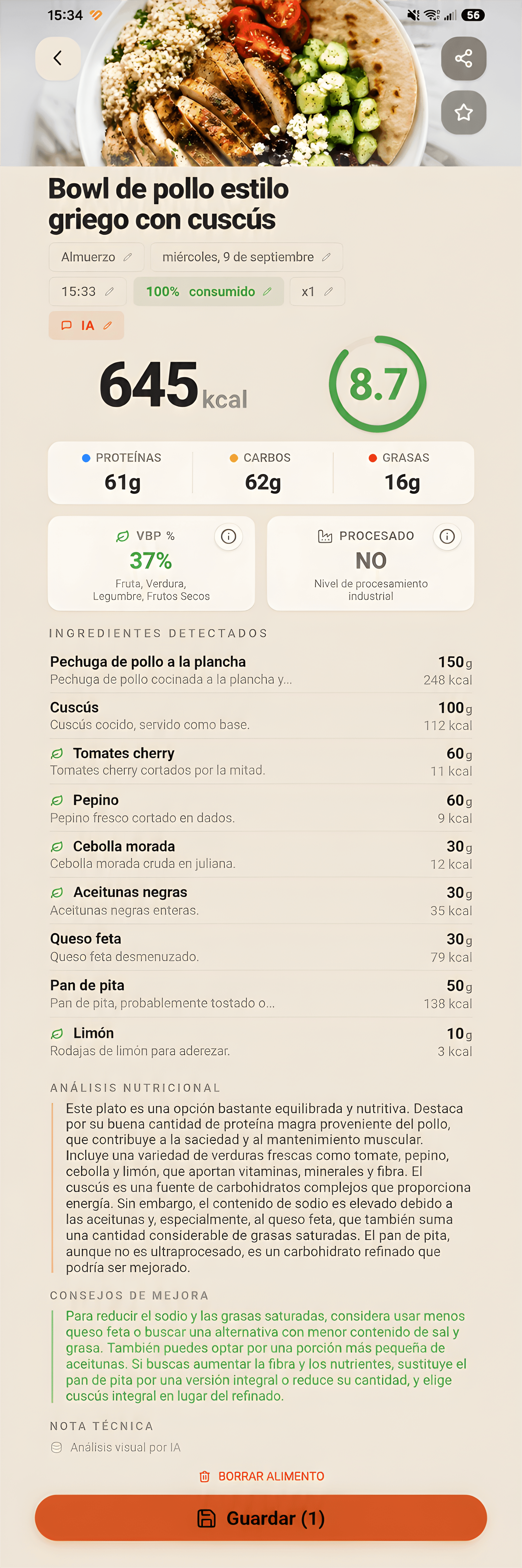 Análisis de un bowl de pollo estilo griego con cuscús: 645 kcal, 61 g de proteínas, 62 g de carbohidratos y 16 g de grasas. Incluye ingredientes, valoración nutricional y consejos de mejora.